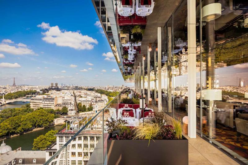 Intérieur élégant d’un nouvel hôtel parisien avec vue sur Notre-Dame